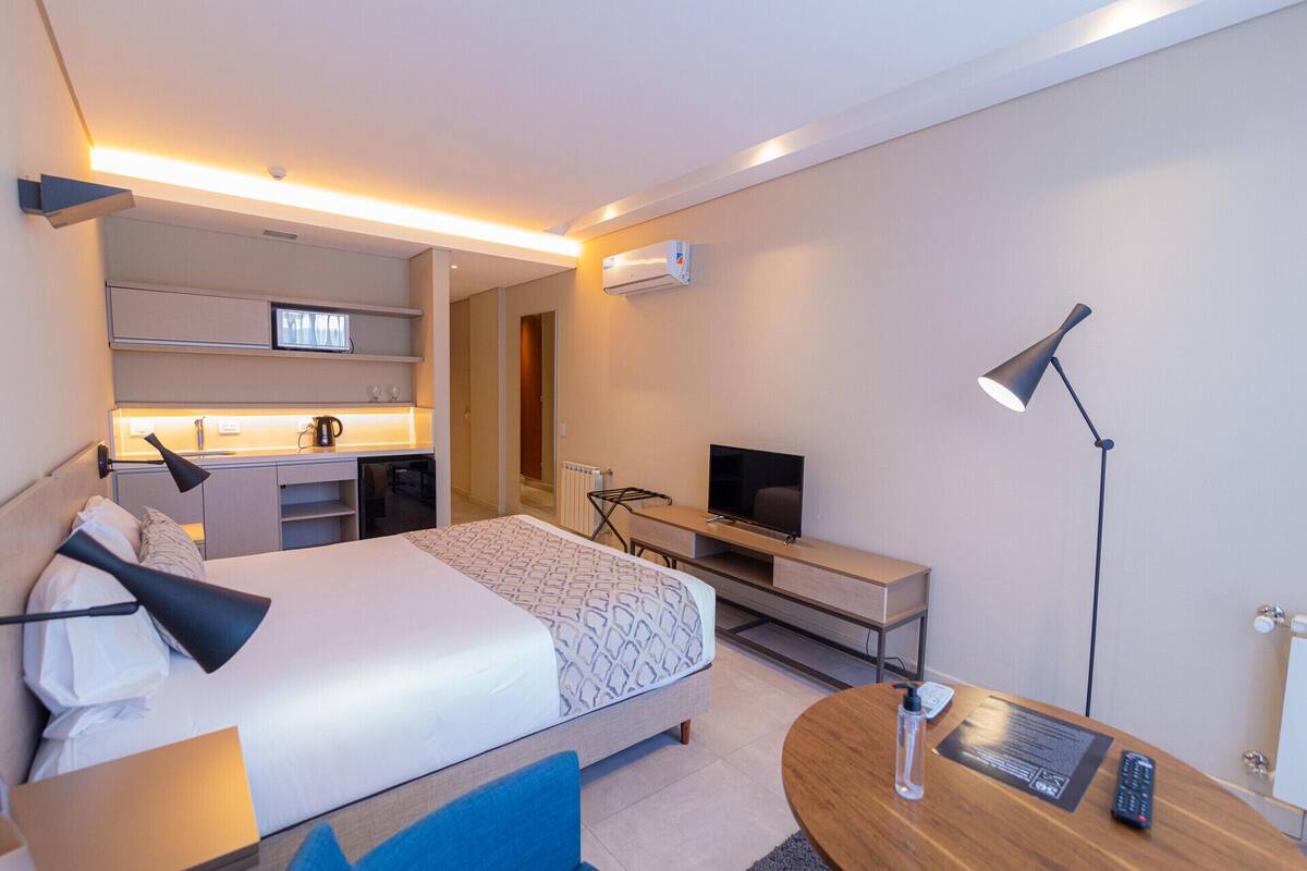 Ropa de cama de alta calidad, edredón y minibar 