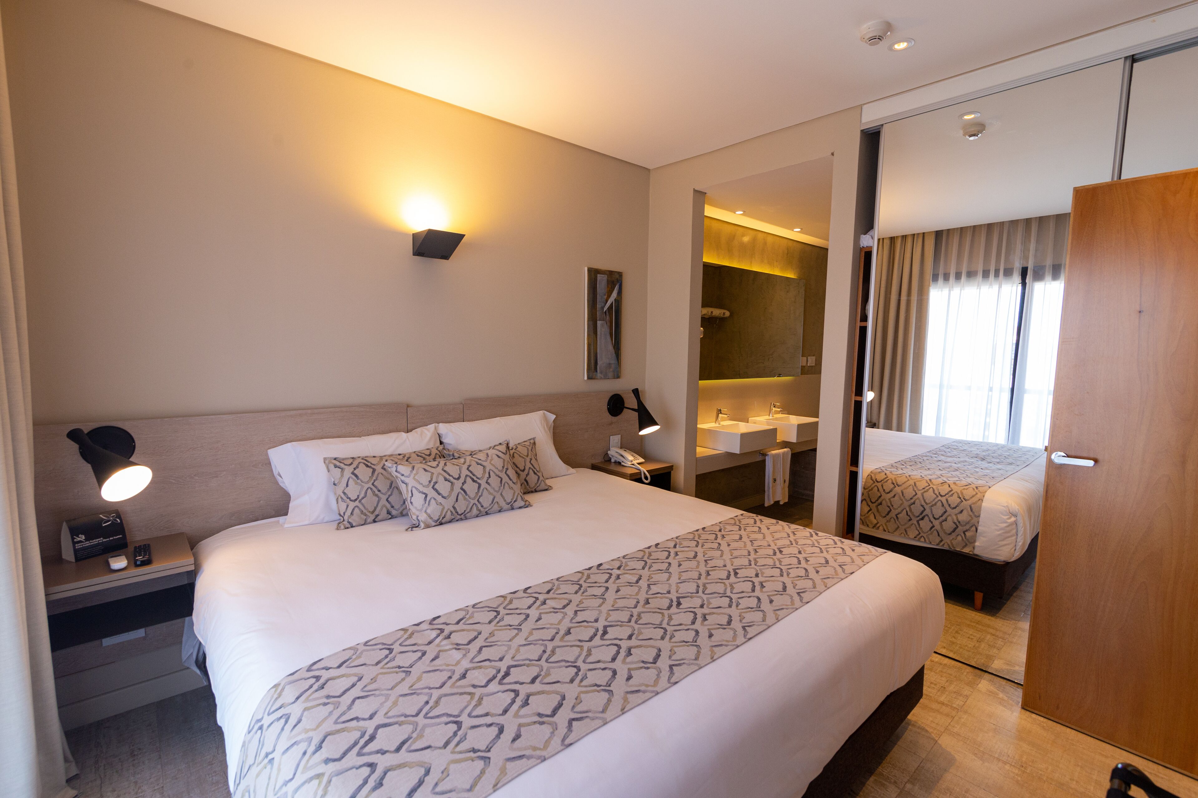 Ropa de cama de alta calidad, cubrecamas y minibar 