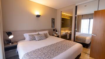 Ropa de cama de alta calidad, cubrecamas y minibar