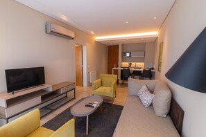 Executive-Studiosuite | Wohnbereich | 40-Zoll-Smart-TV mit Kabelempfang, Fernseher