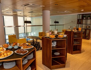 Free daily buffet breakfast - Hotel TreintaSeis (Mar del Plata)