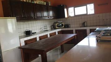 Køleskab, mikrobølgeovn, ovn, brødrister