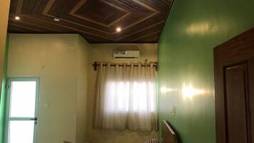 1 chambre, fer et planche Ă repasser