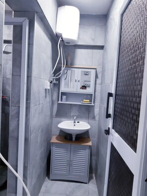 Suihku, pyyhkeet, saippua, vessapaperi