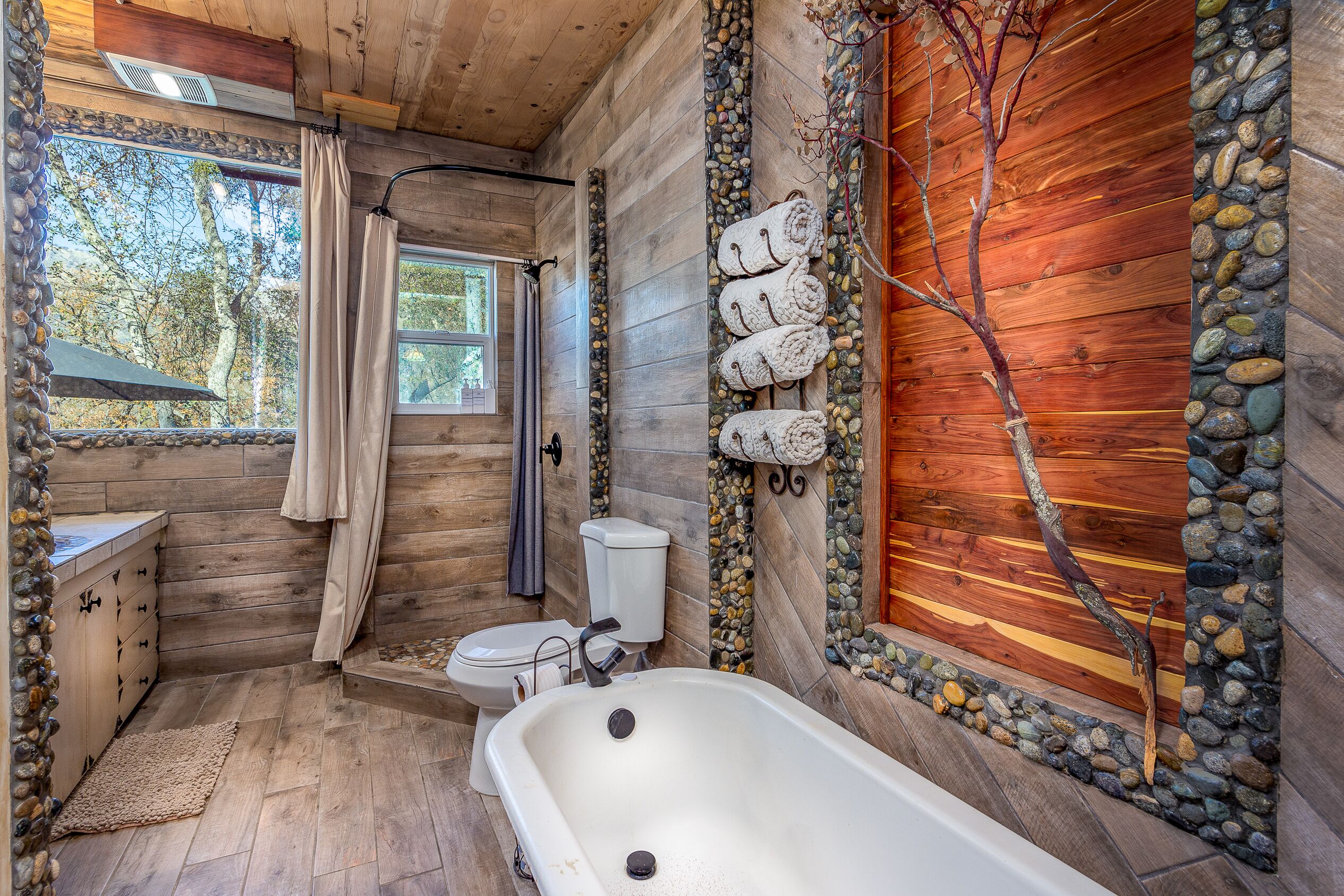 Bathtub, towels, soap, shampoo