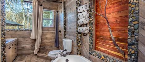 Bathtub, towels, soap, shampoo