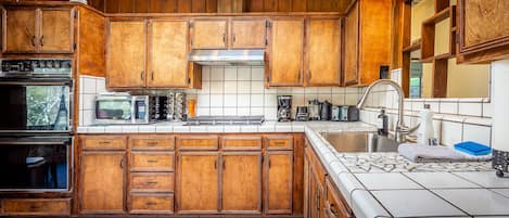 Refrigerador, microondas, horno, placa de cocina