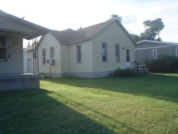 Exterior - The Little Sunflower (Jetmore)