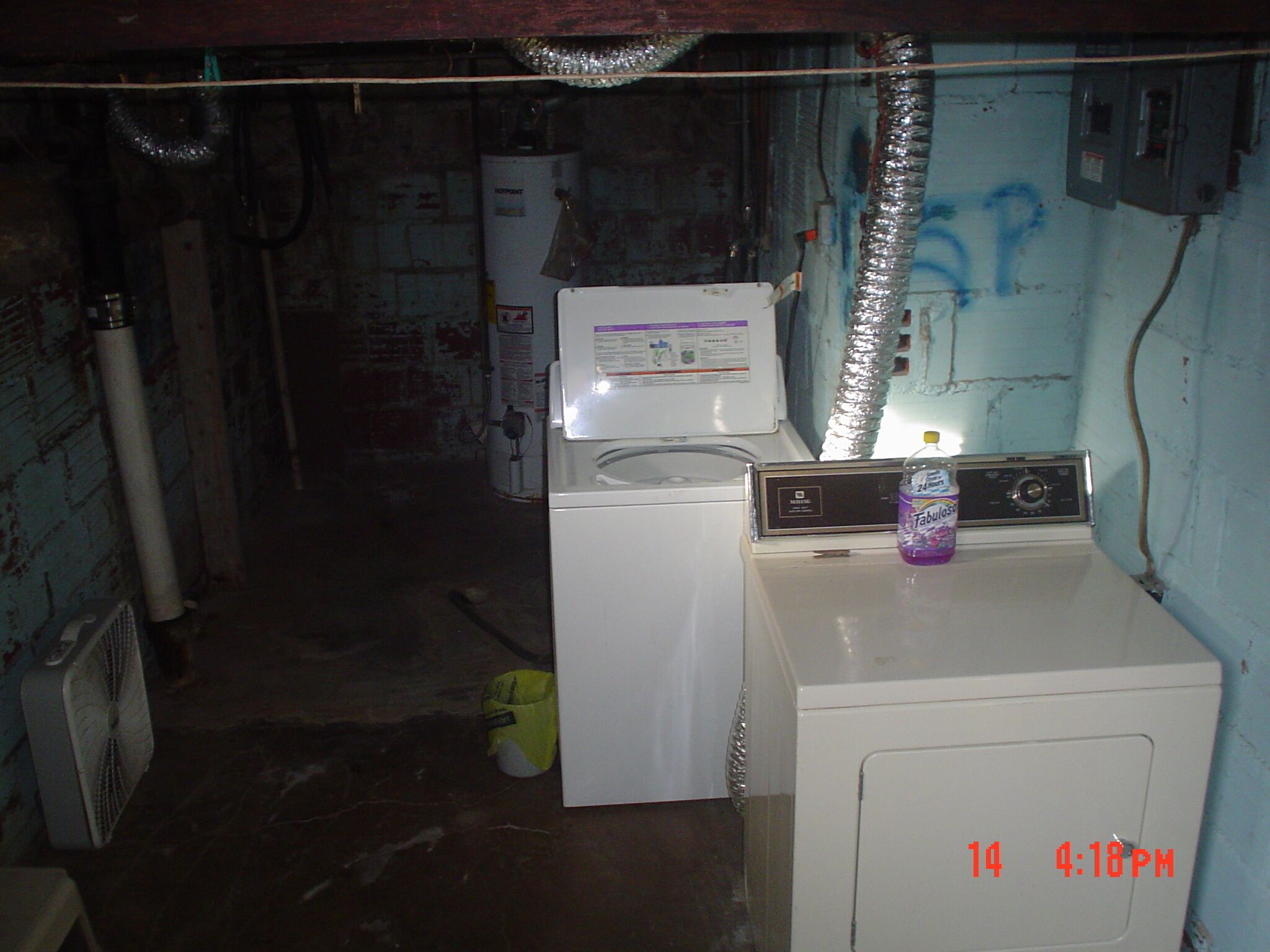 Una sala amb rentadora i assecadora, un acumulador d'aigua i un ventilador.