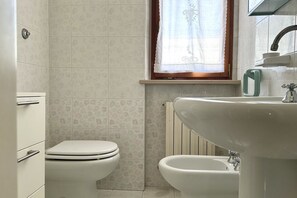 Shower, bidet, towels