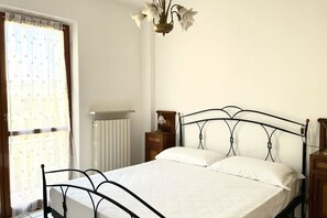 1 bedroom, bed sheets