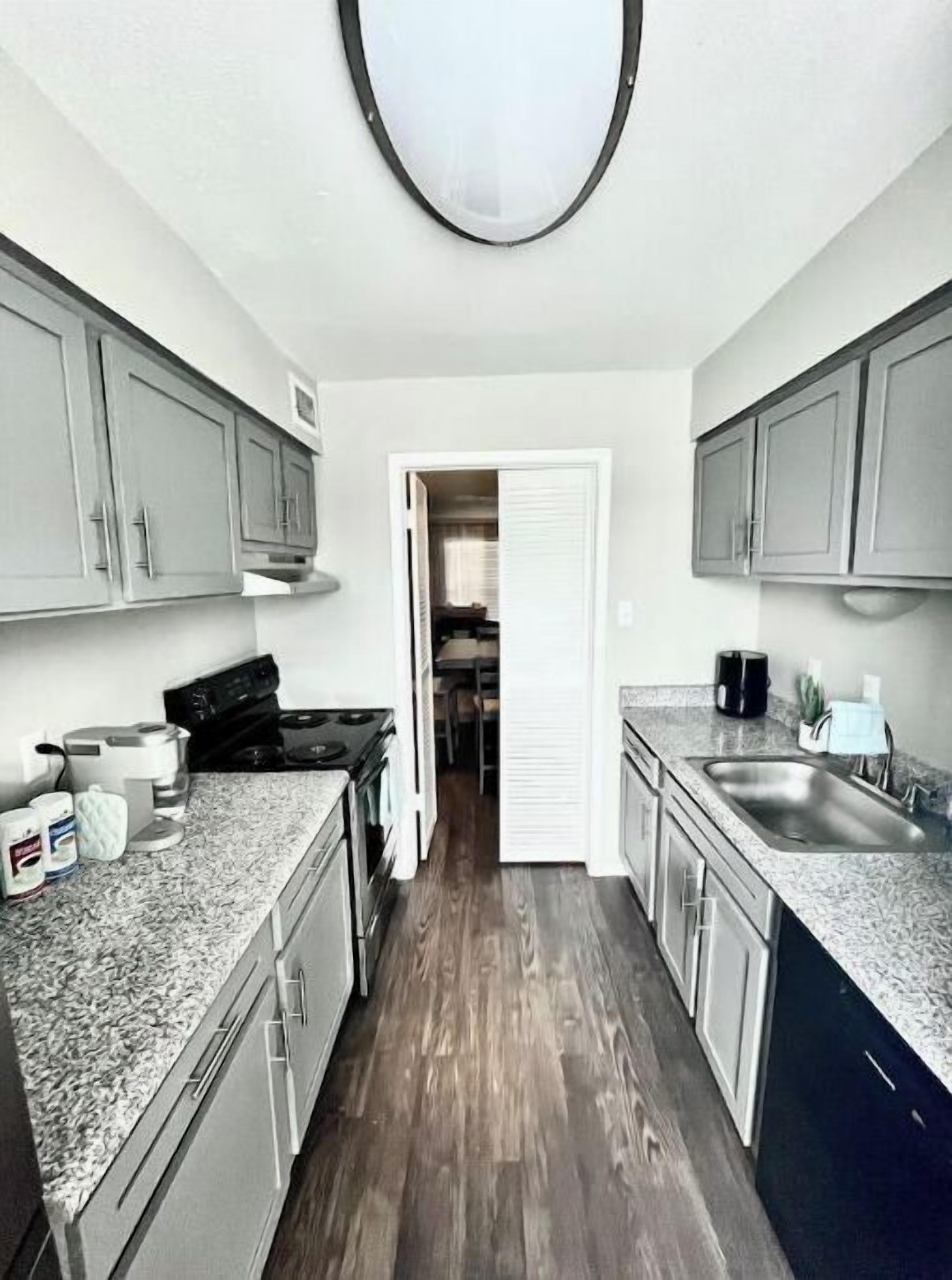 Toaster, cookware/dishes/utensils