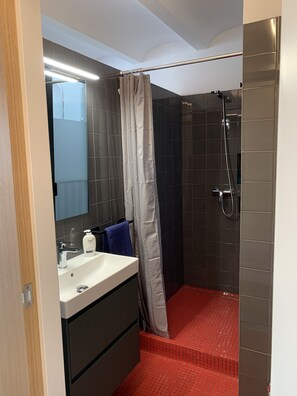 Een douche, een haardroger, handdoeken, zeep