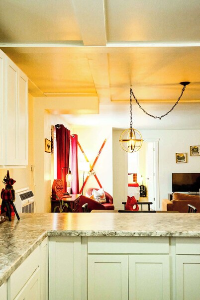 Mapleleaf Loft | Stylish 2BR walk to Silver St