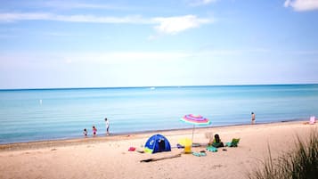 Beach nearby, sun loungers, beach towels