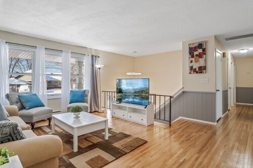 Cheerful Spacious Home near Lake Owasso