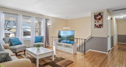 Cheerful Spacious Home near Lake Owasso