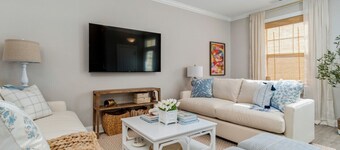 Beautiful Large Townhome Steps to the Beach