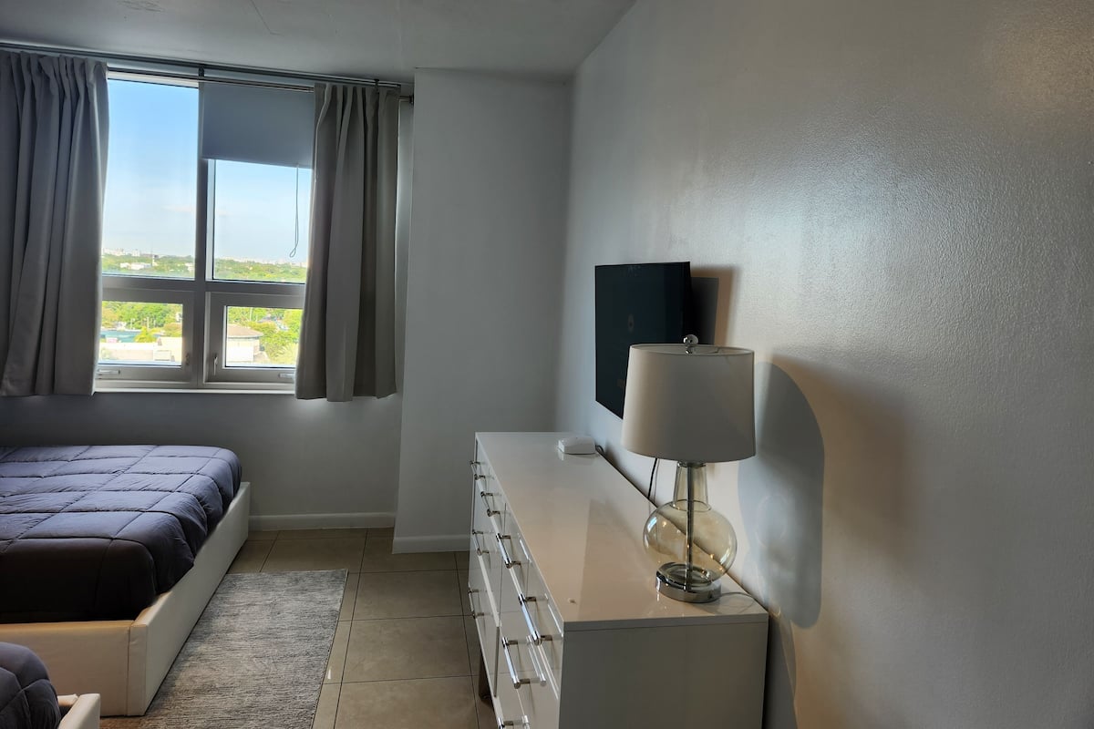 1 bedroom, Egyptian cotton sheets, premium bedding, down comforters