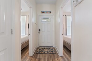 4 Schlafzimmer, Zimmersafe, Schreibtisch, Bügeleisen/Bügelbrett