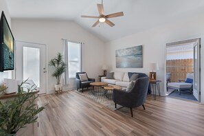 Smart-TV, bøker, stereoanlegg og PC-skjermer