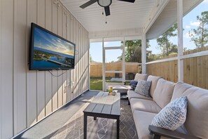 Smart-TV, bøker, stereoanlegg og PC-skjermer