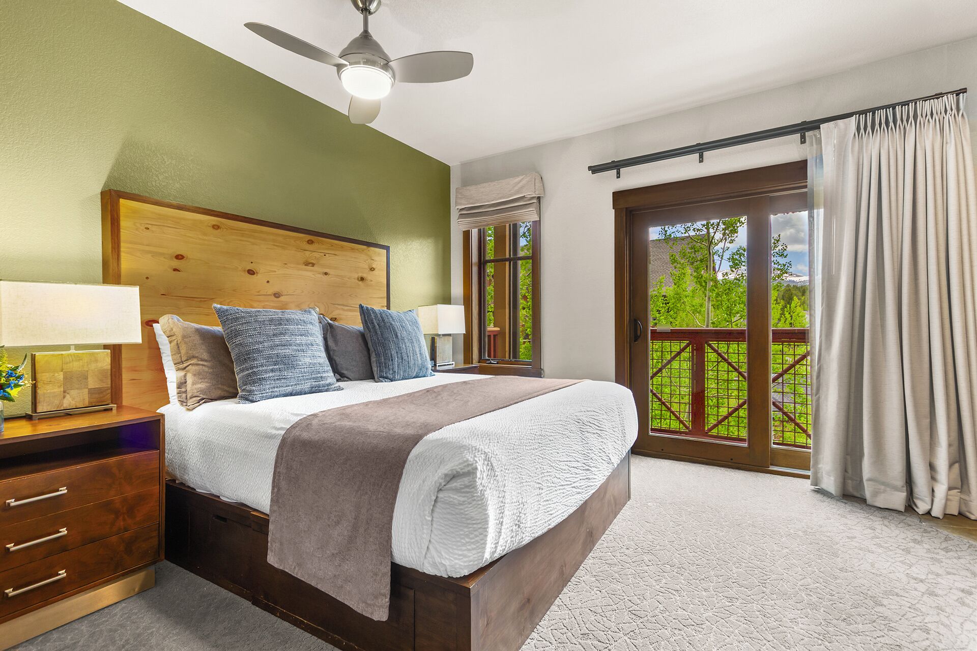 Tabla de planchar con plancha, wifi gratis y ropa de cama 