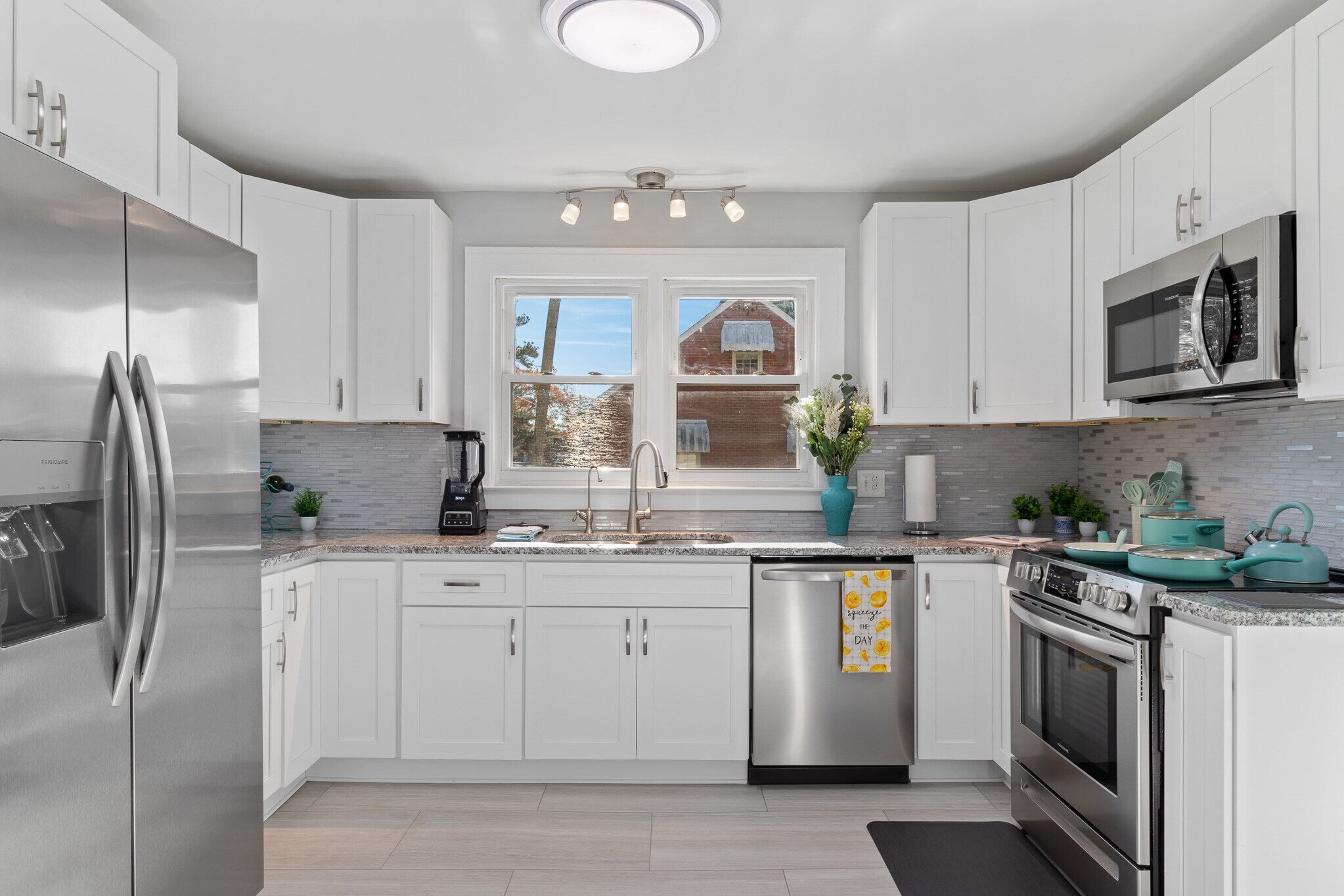 Jääkaappi, mikroaaltouuni, uuni, liesi