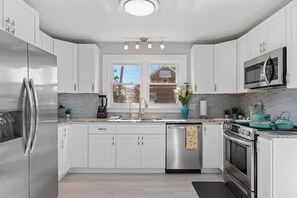 Frigorífico, microondas, horno y placa de cocina