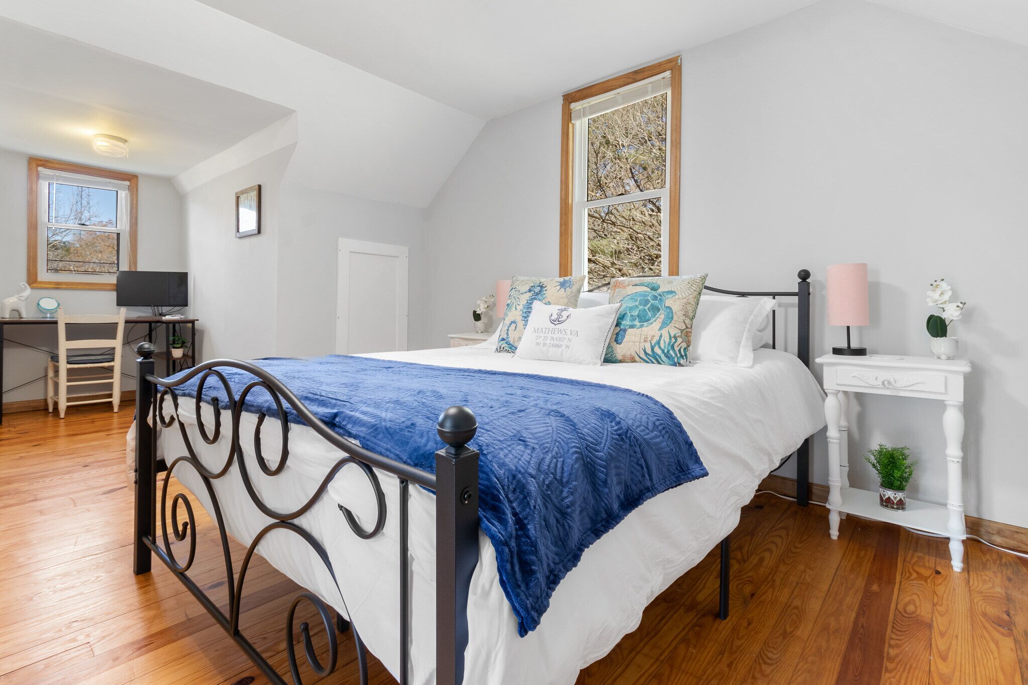 4 chambres, bureau, fer et planche à repasser, lit de bébé portatif