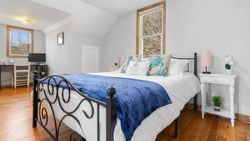 4 chambres, bureau, fer et planche à repasser, lit de bébé portatif