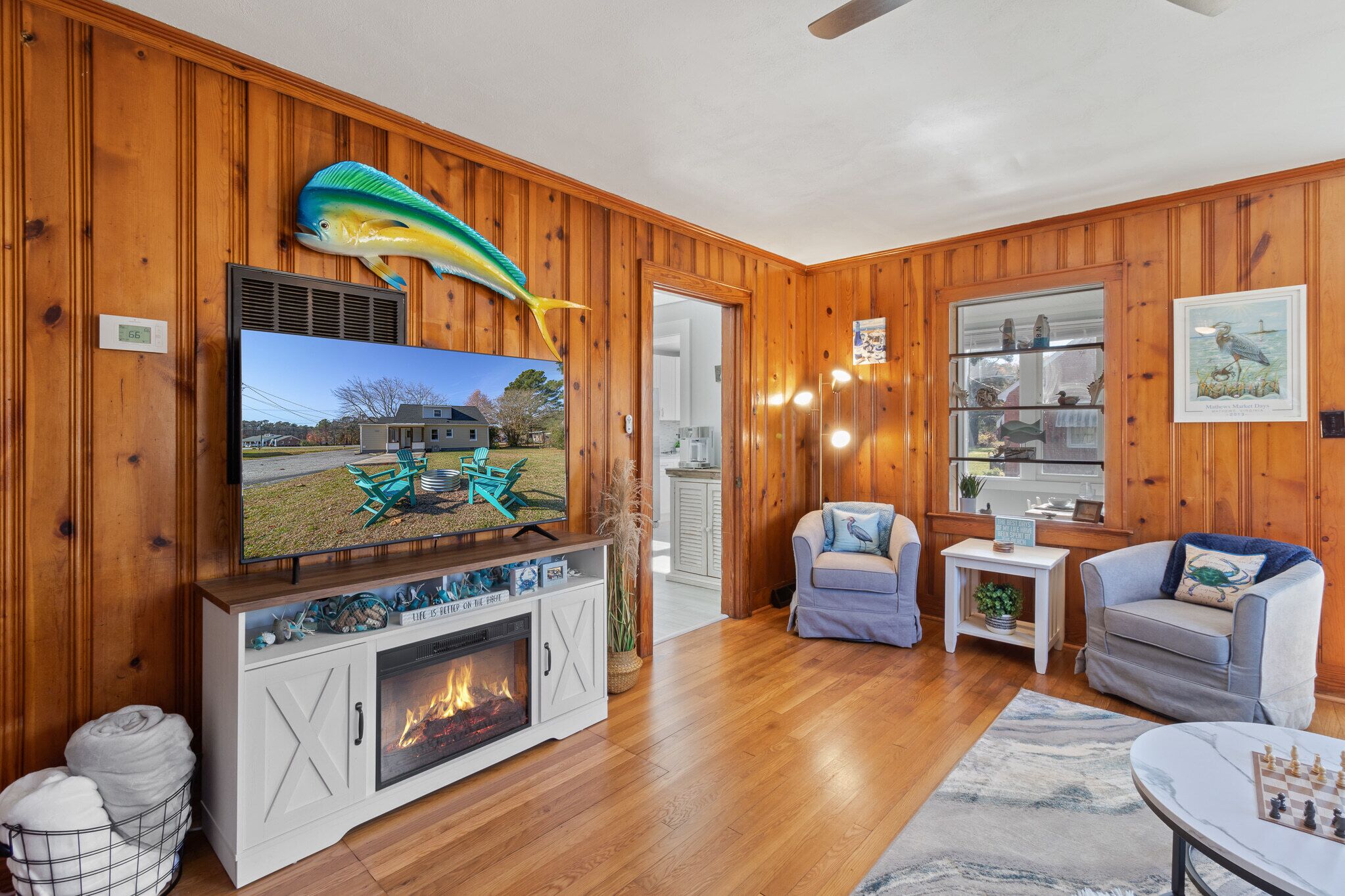 Monthly Discounts-Walk to Town. 1st floor King Bed & Walk in Shower! Fire Pit🔥!