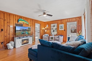 Smart TV, fireplace, books, offices - 1st Floor King Bed~Fire Pit~Large Yard~Walk 2 Town (Mathews)