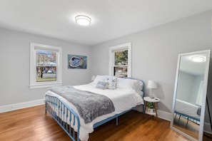 4 bedrooms, desk, iron/ironing board, travel cot - 1st Floor King Bed~Fire Pit~Large Yard~Walk 2 Town (Mathews)