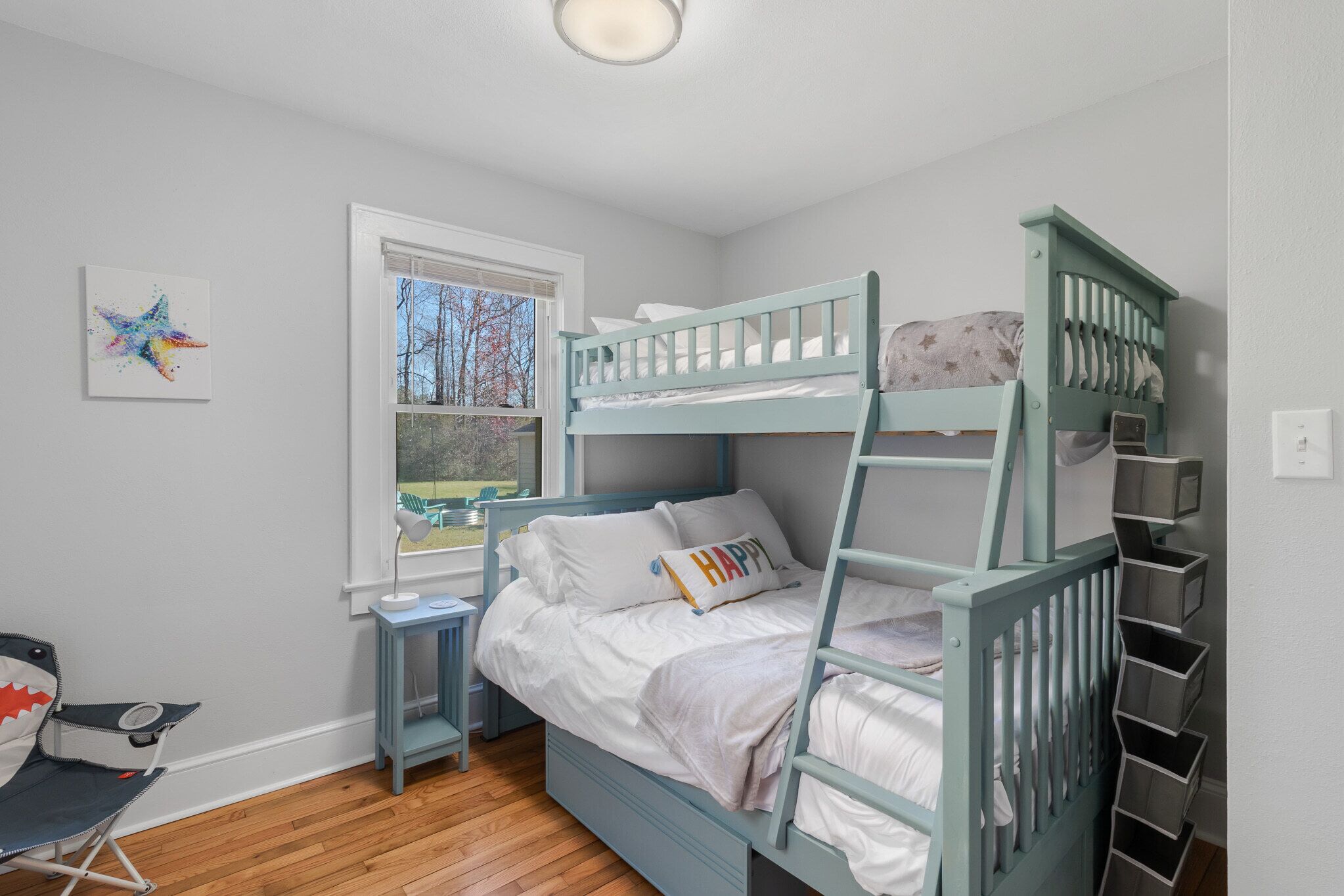 4 habitaciones, escritorio y tabla de planchar con plancha 