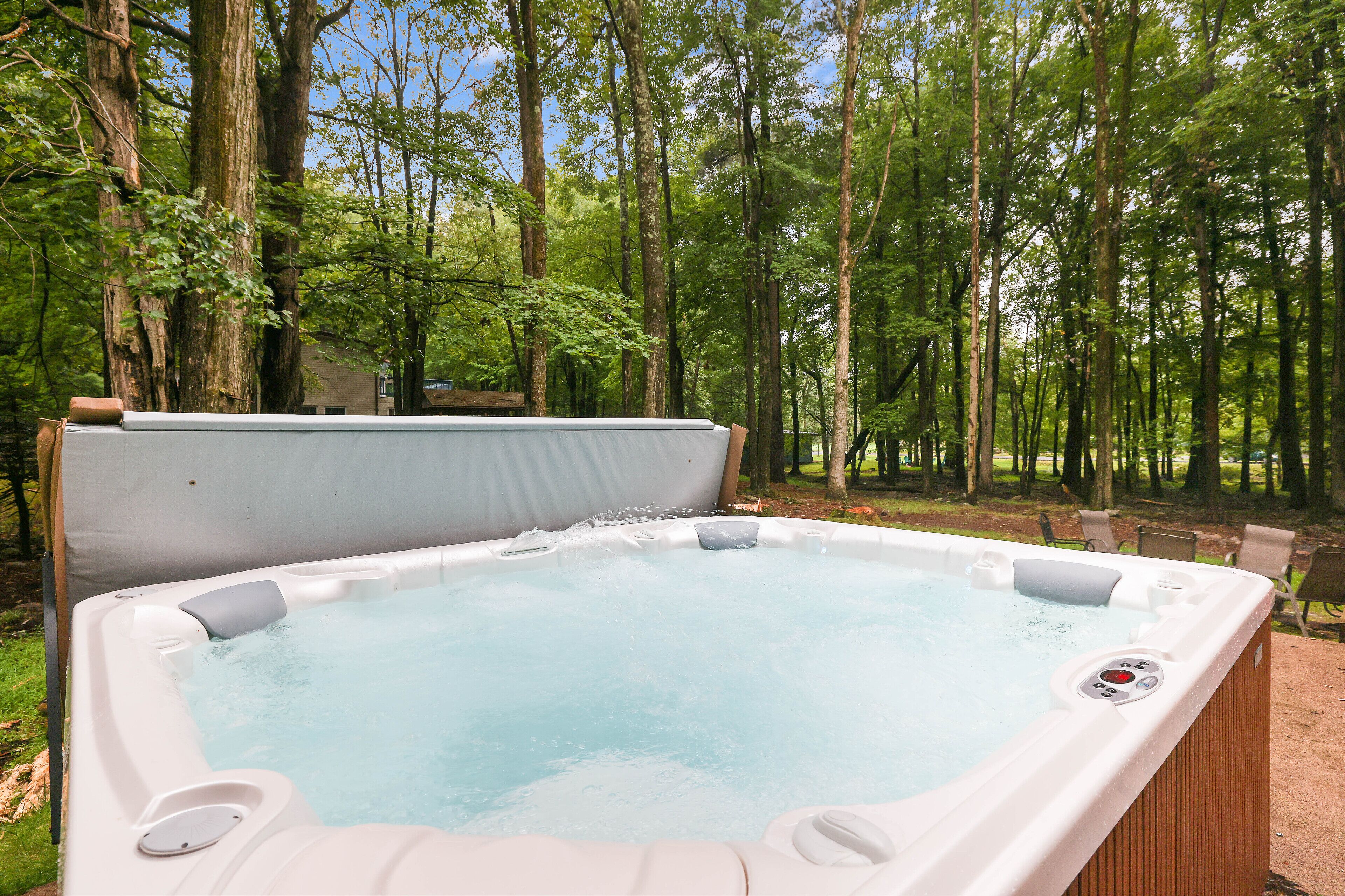 Retro Vibes : Hot Tub : Game Room : Water Park