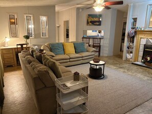 Televisión y chimenea 