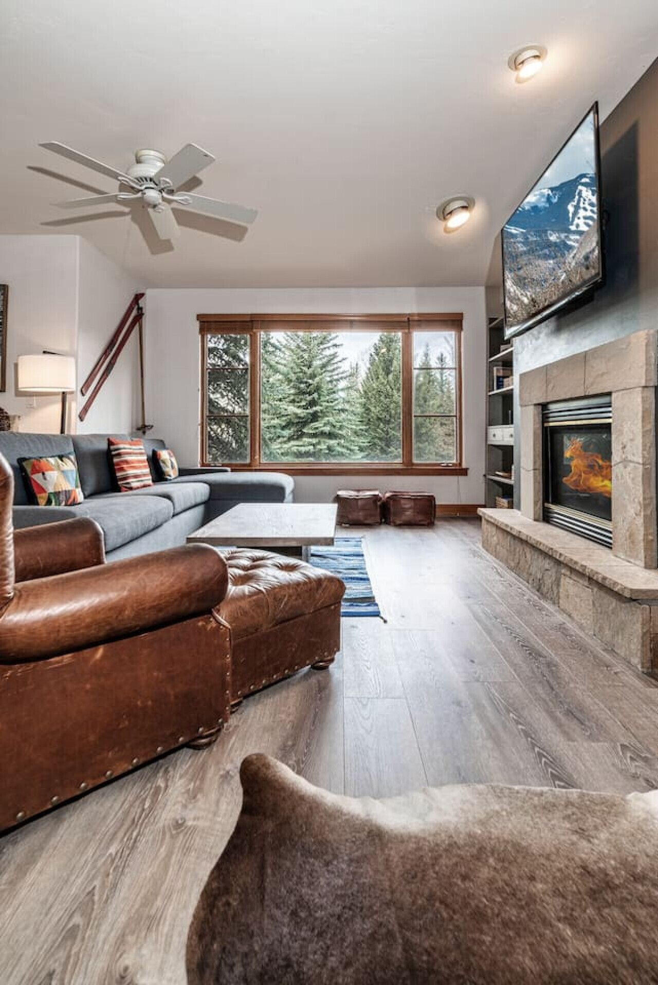 Televisie en een open haard