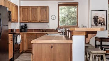 Een koelkast, een magnetron, een oven, een kookplaat