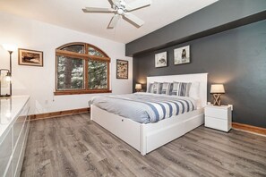 2 bedrooms, desk, travel crib, WiFi - Luxurious Condo Gated Community Pool Hot Tubs (Edwards)