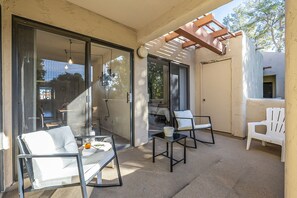 Terrace/patio - Heated Pool, Hot Tub, Tennis, BBQ at Pink Skies (Scottsdale)