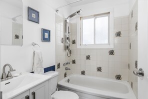 Dusj, hårføner, håndklær og såpe