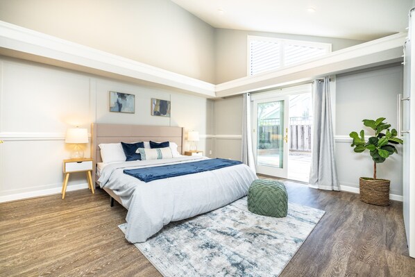 4 habitaciones, escritorio y tabla de planchar con plancha 