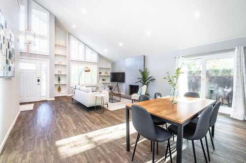 New! Modern & Sleek 4BR home w/high ceilings