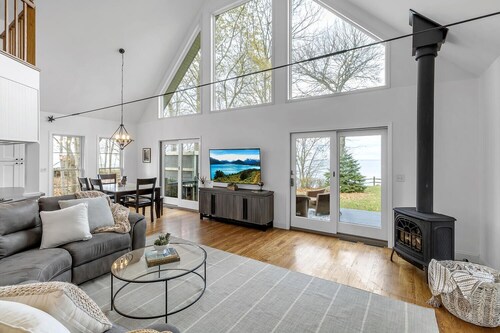 HOT TUB | Lake Front | Lavender Home