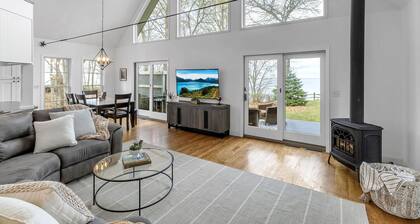 HOT TUB | Lake Front | Lavender Home