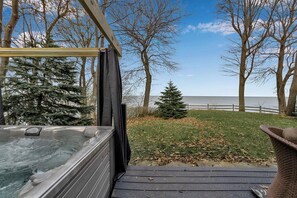 Outdoor spa tub - HOT TUB | Lake Front | Lavender Home (Burt)