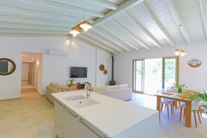 Interior - Villa Jupeter: Brand new, private pool, walk to sea, WiFi, A/C (Avlaki)