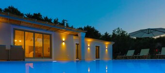 Villa Jupeter: Brand new, private pool, walk to sea, WiFi, A/C