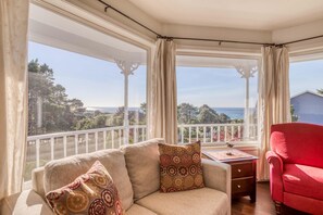 House, Multiple Beds (Victorian By The Sea) | Living area - Victorian By The Sea (Lincoln City)